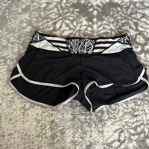Lululemon Black White Leaf pattern run athletic workout shorts size 8
